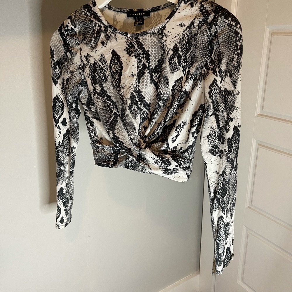 Snake print cropped long sleeve